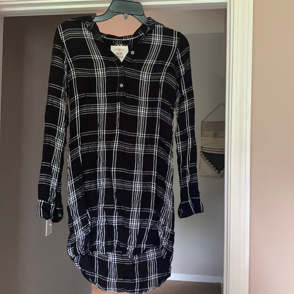 Tshirt dress with different lengths at the bottom with buttons on the sleeves.